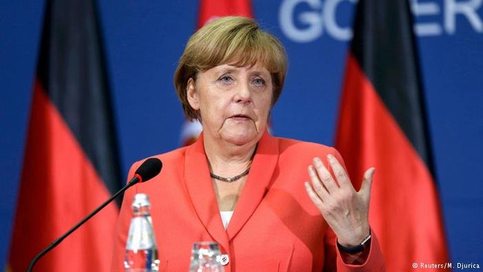 ميركل تطالب مجموعة العشرين بوضع حد لفائض الانتاج في صناعة الصلب