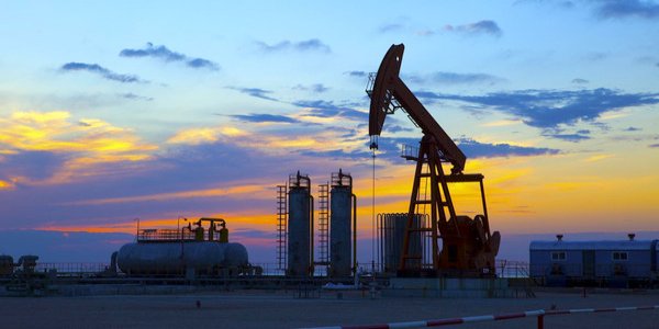  النفط الخام يرتفع لأعلى مستوى في شهر وسط توقعات بتراجع المخزونات الامريكية