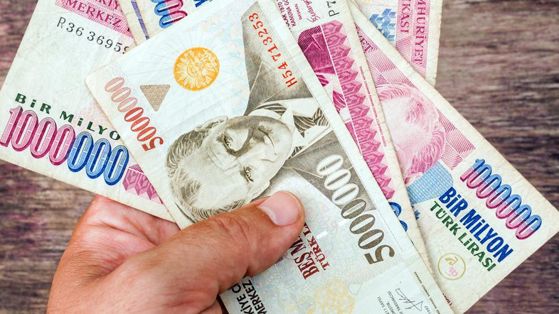  العملة التركية تواصل تراجعها القياسي رغم انتعاش عملات الأسواق الناشئة
