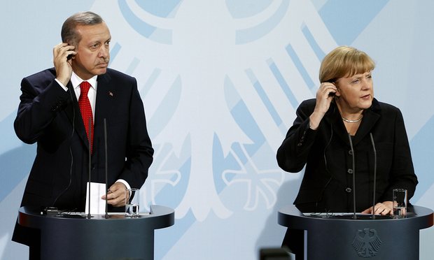  أنجيلا ميركل تمنع أردوغان من دخول ألمانيا بسبب حبس الصحفي دونيز يوجيل