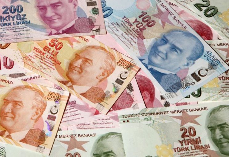  الليرة التركية تنخفض لادنى مستوى في اسبوعين مقابل الدولار الامريكي