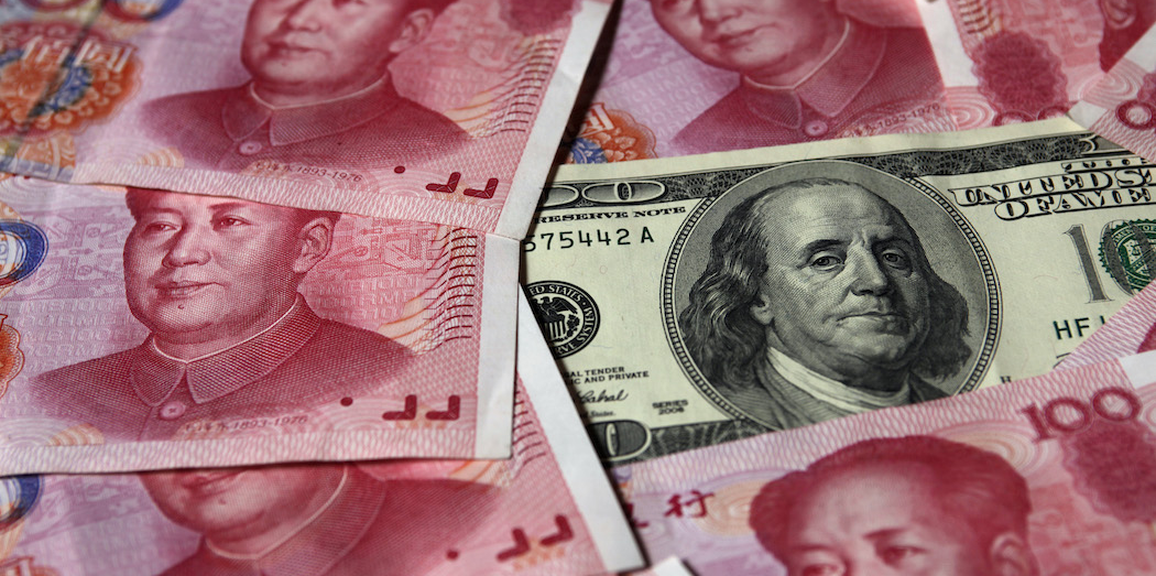 العملة الصينية تتراجع من اعلى مستوياتها في شهر مقابل الدولار الامريكي