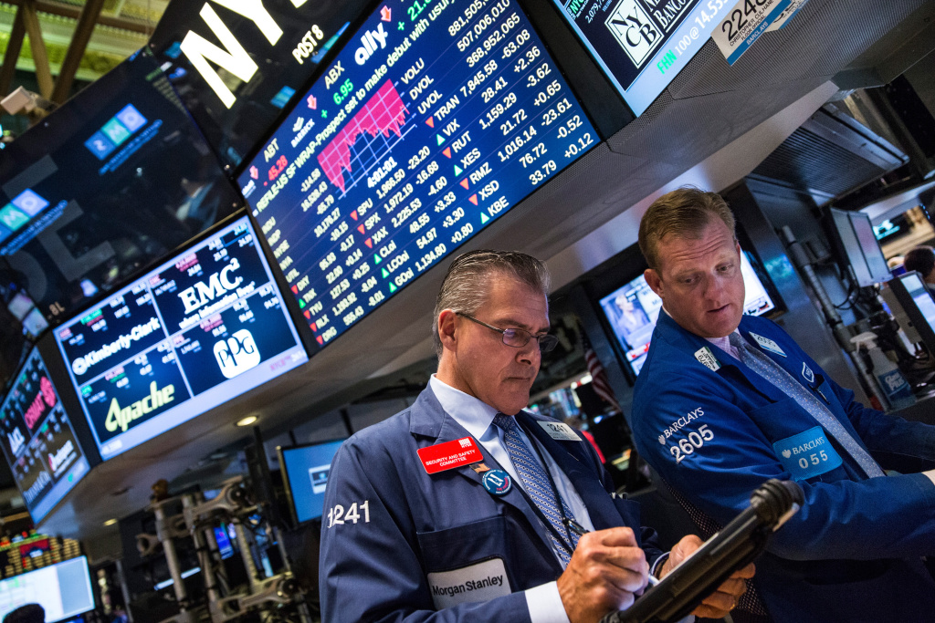  الأسهم الأمريكية تفتتح منخفضة إثر صدور بيانات إقتصادية ضعيفة