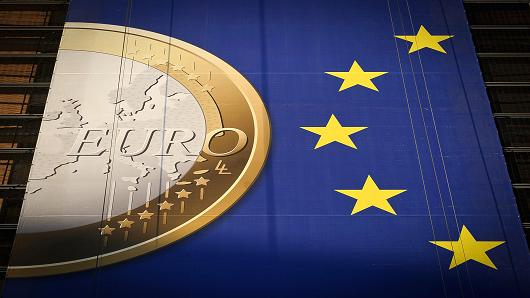  اليورو ينخفض مقابل العملات الرئيسية وسط استمرار المخاوف السياسية الأوروبية