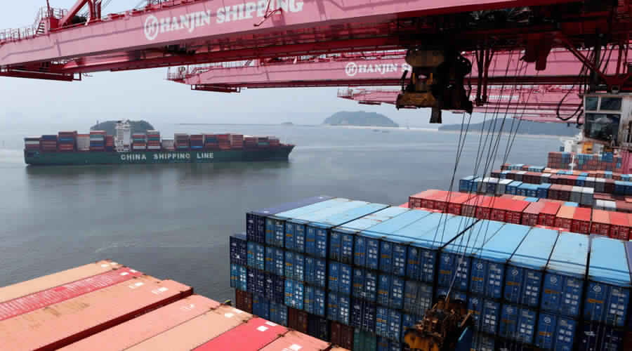  العجز التجاري الأمريكي يتقلص مع ارتفاع الصادرات لأعلى مستوى في عامين