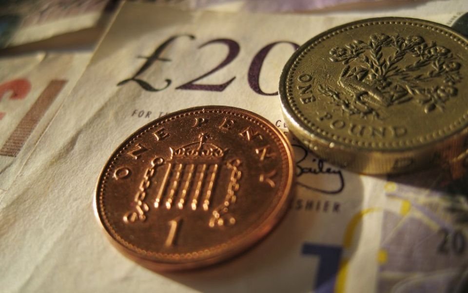 الجنيه الإسترليني يتراجع بعد رفع سعر الفائدة واليورو يتفاعل إيجابيا مع البيانات الألمانية