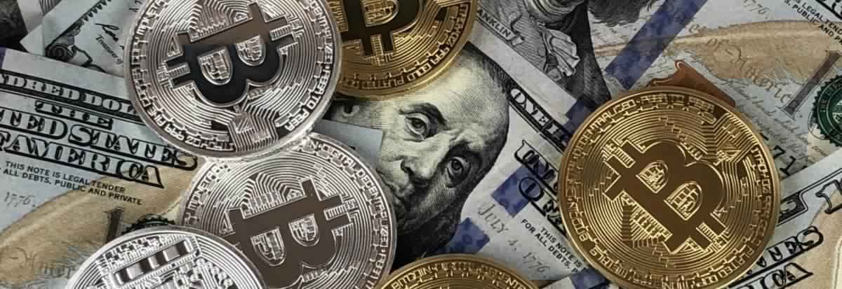 البيتكوين تنخفض قليلا ضمن عمليات جني الأرباح لكنها بقيت تتداول فوق حاجز  الـ8000 دولار