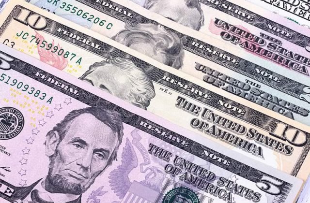 الدولار يتخلى عن مكاسبه في انتظار بيانات النمو الإقتصادي الأمريكي