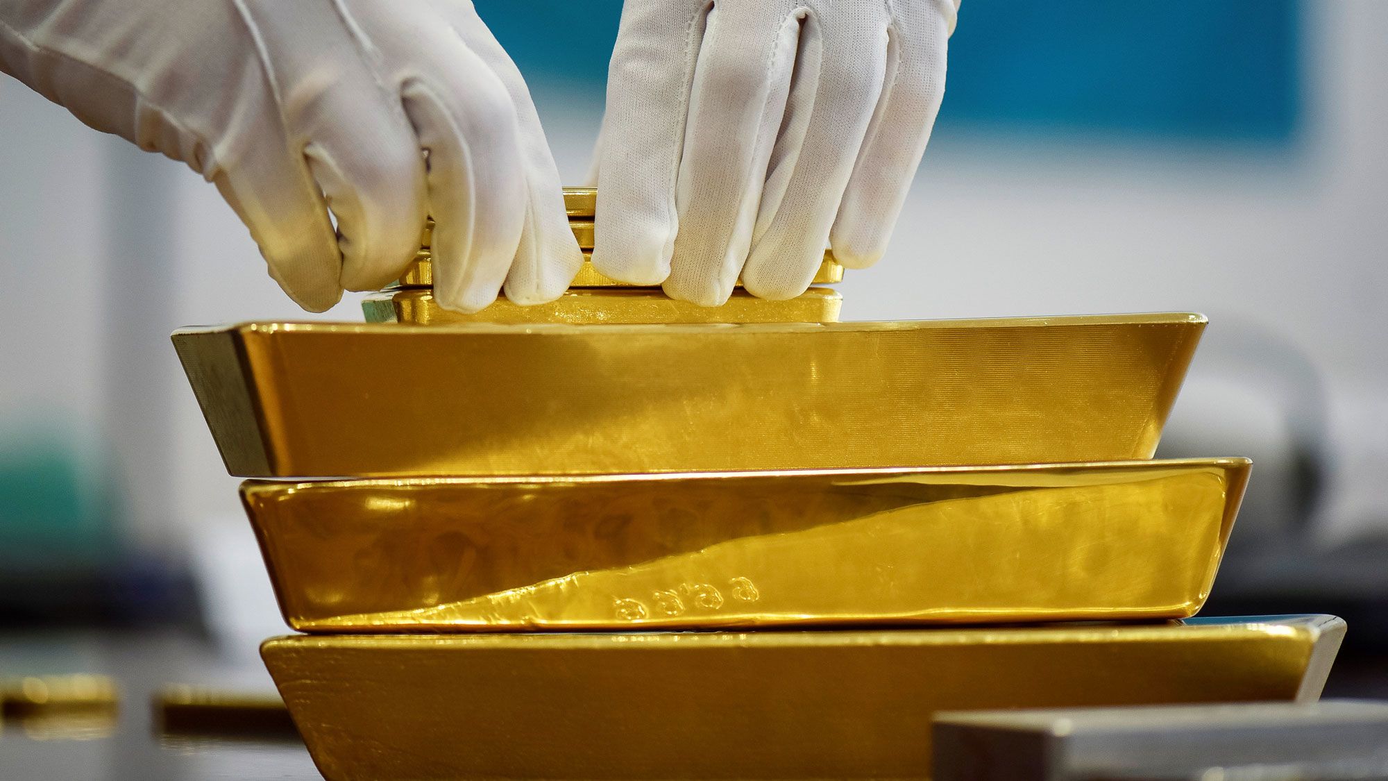  الذهب يرتفع مع ضعف بيانات الصين التي تؤثر على شهية المخاطرة