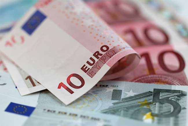  أسعار اليورو تتراجع بالتزامن مع ارتفاع مؤشر الدولار الأمريكي