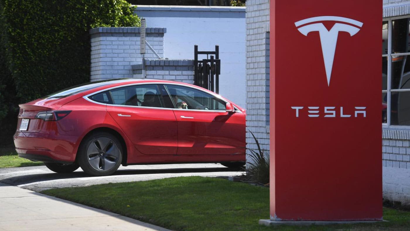 تسلا شركة السيارات الاعلى قيمة في العالم تواجة ازمه كبرى…