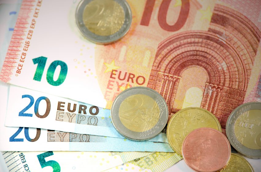  أسعار اليورو ترتفع بالتزامن مع التراجع في مؤشر الدولار الأمريكي يوم الاثنين