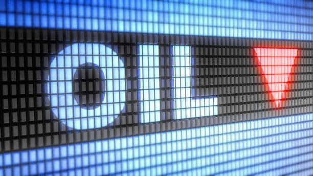 أسعار النفط العالمية بالأسواق تتراجع !هل ستسير بسلسلة من الإنخفاضات أم لا ؟