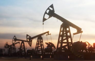 النفط يقفز بقوة بعد عقوبات أمريكية على أكبر شركات الطاقة الروسية