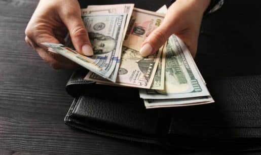 الدولار يرتفع بعد تصريحات باول الحاسمة.. والعملات العالمية تواجه موجة تقلبات حادة