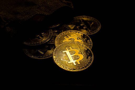 بيتكوين يتراجع وسط حذر جيوسياسي وترقّب بيانات أمريكية… والعملات البديلة تتحرك في نطاق ضيق