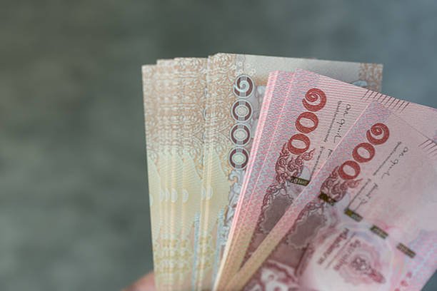 العملات الآسيوية تتحرك بحذر… والين في مرمى التدخل مع ترقّب قرار الفيدرالي