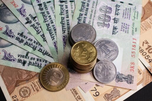 العملات الآسيوية تحت الضغط.. قوة الدولار تدفع الوون والروبية للتراجع