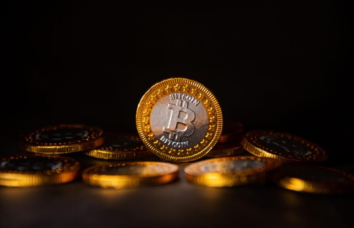 بيتكوين يرتد فوق 65 ألف دولار… والعملات الرقمية تلتقط أنفاسها