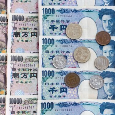 آراء المحللين: العملات الآسيوية تستفيد مؤقتاً من تراجع الدولار وسط ضبابية التعريفات الأمريكية