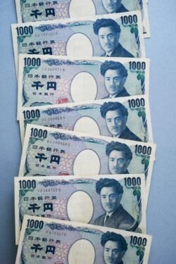 آراء المحللين: العملات الآسيوية تستفيد مؤقتاً من تراجع الدولار وسط ضبابية التعريفات الأمريكية