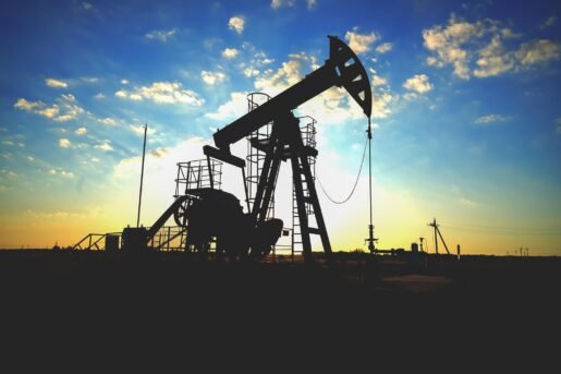 أسعار النفط اليوم: استقرار قرب أعلى مستوى في 7 أشهر وترقب محادثات أمريكا وإيران