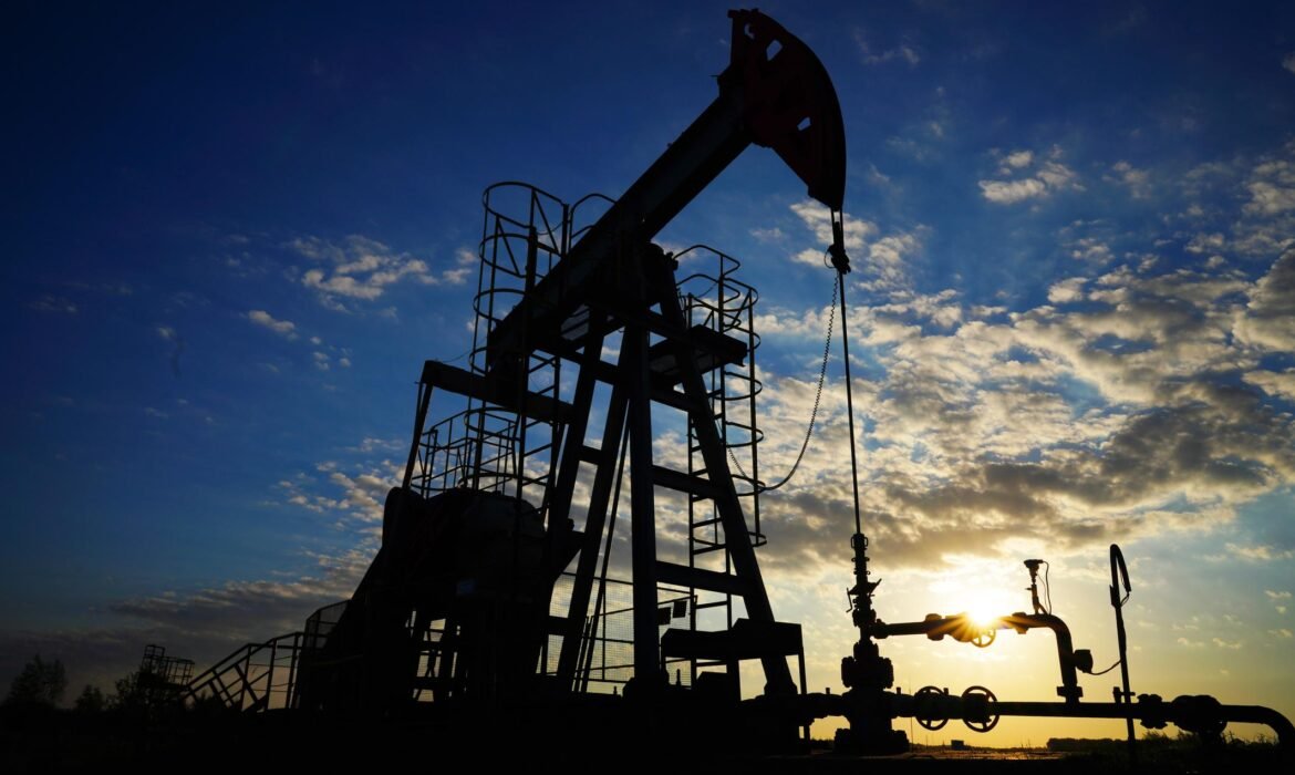 النفط يقفز 13% مع تصاعد الحرب… ومضيق هرمز يدخل دائرة الخطر