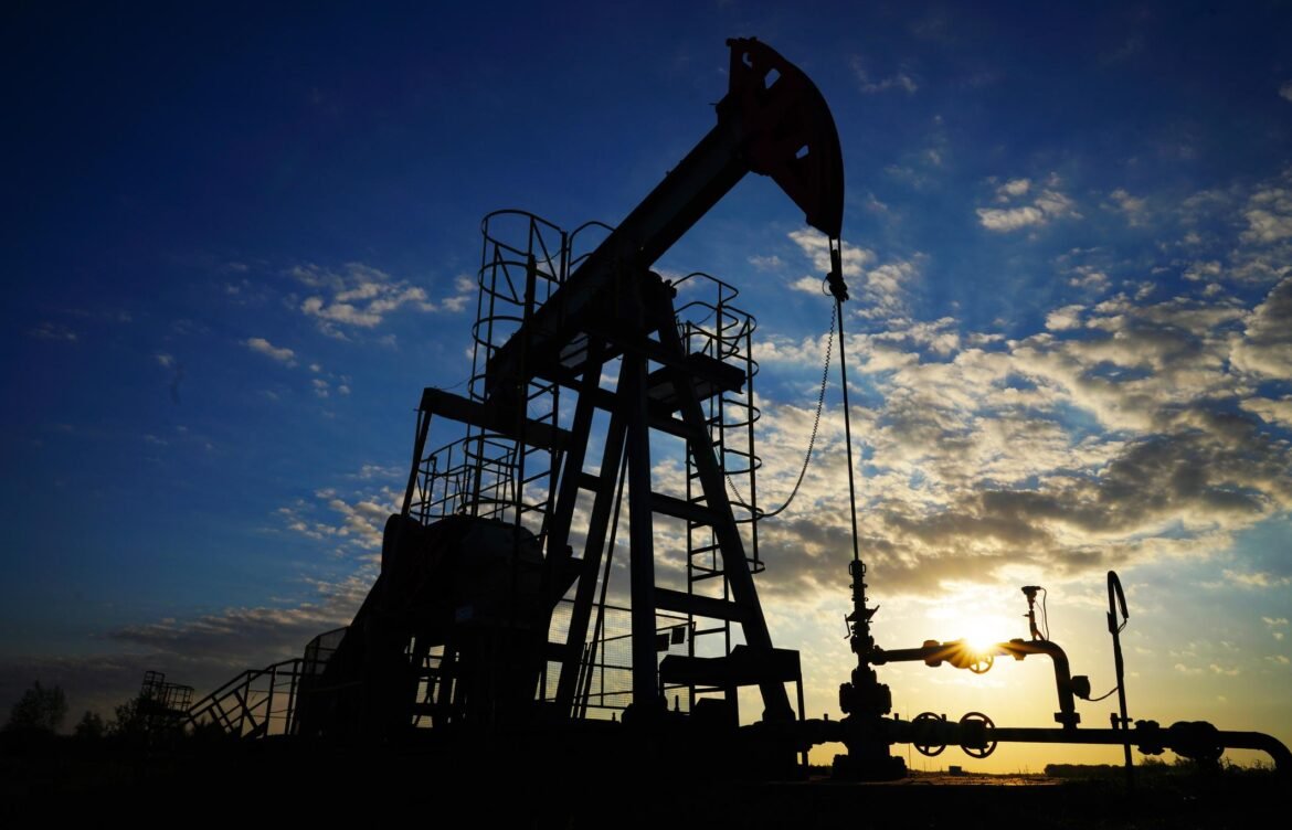 النفط يقفز 13% مع تصاعد الحرب… ومضيق هرمز يدخل دائرة الخطر