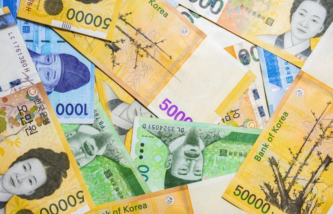 العملات الآسيوية تحت الضغط.. قوة الدولار تدفع الوون والروبية للتراجع