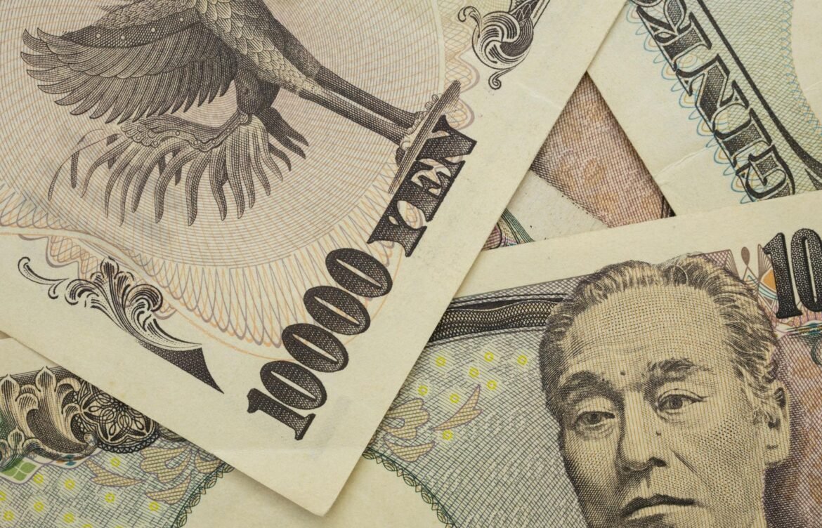 آراء المحللين: العملات الآسيوية تستفيد مؤقتاً من تراجع الدولار وسط ضبابية التعريفات الأمريكية