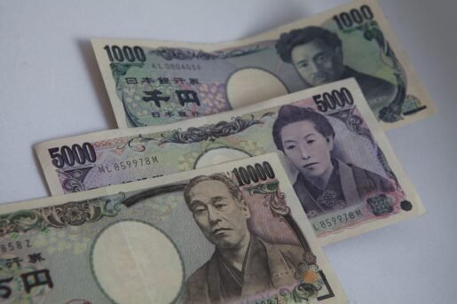 آراء المحللين: العملات الآسيوية تستفيد مؤقتاً من تراجع الدولار وسط ضبابية التعريفات الأمريكية