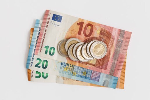 اليورو يتعافى والدولار يتراجع.. الأسواق تترقب قرارات الفائدة الأوروبية وتطورات الحرب