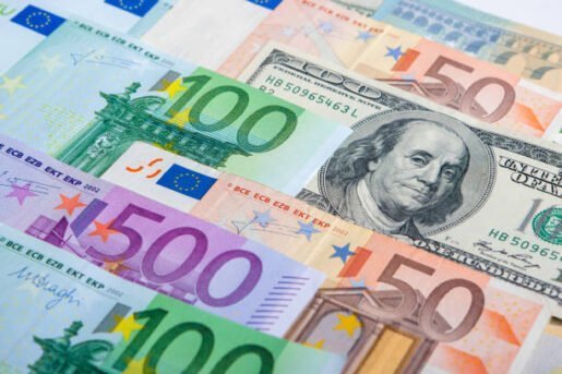 اليورو يتراجع إلى أدنى مع صعود الدولار وتصاعد أزمة الطاقة