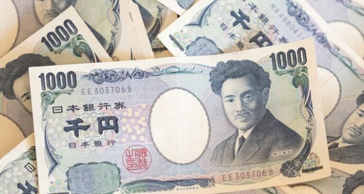 الين الياباني يتنفس الصعداء… والدولار يتراجع تحت وطأة هدنة سياسية وضغوط نقدية