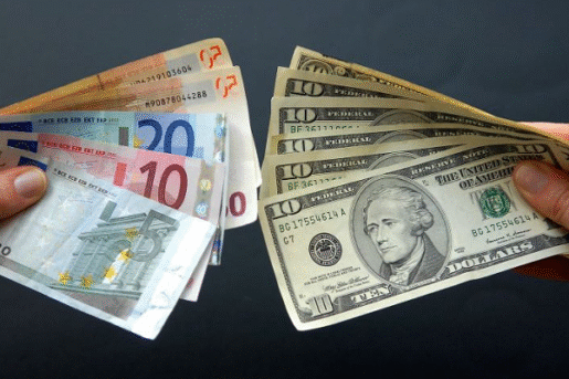 اليورو يتراجع من قمة 5 أسابيع مع تصاعد التوترات وعودة قوة الدولار