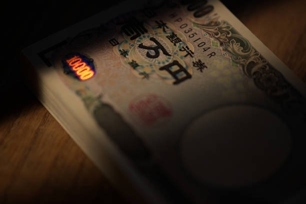 الين الياباني يتراجع مع تعافي الدولار وتصاعد المخاوف الجيوسياسية