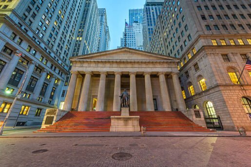 وول ستريت تصمد رغم التوترات.. مكاسب أسبوعية وسط ضبابية الأسواق