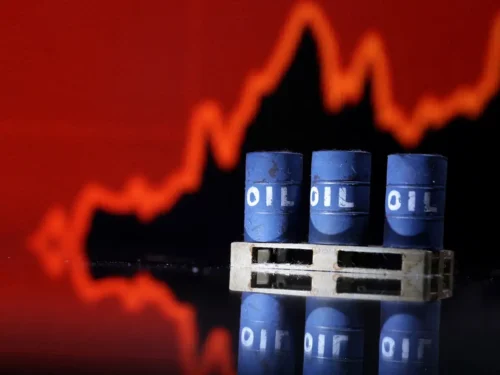 النفط يتماسك بعد هبوط حاد.. الأسواق تترقب اتفاق السلام وتحركات هرمز
