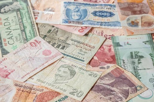 الدولار يرتفع أمام الجنيه المصري وسط تصاعد التوترات وارتفاع النفط
