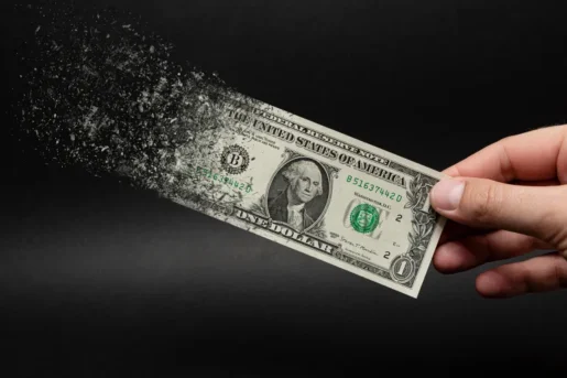 الدولار يهيمن وتحركات قوية تضرب العملات العالمية
