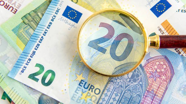 اليورو يواصل التراجع قرب أدنى مستوى في 3 أشهر مع قوة الدولار وترقب بيانات أوروبا