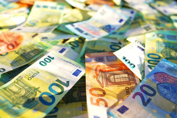 اليورو يرتد من أدنى مستوى في 13 شهرًا أمام الدولار مع ترقب بيانات التضخم الأمريكية