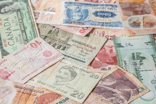الدولار يكتسح سوق العملات بعد مفاجأة الوظائف الأمريكية.. واليورو والإسترليني تحت الضغط