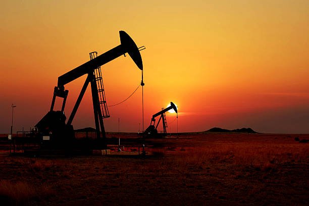 أسعار النفط تهبط بأكثر من 2% بعد الاتفاق الأمريكي الإيراني.. هل تستمر الضغوط على الخام؟