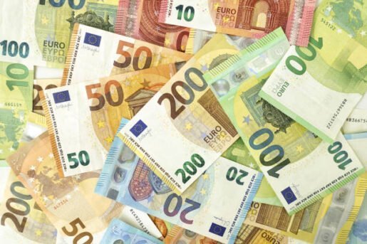 اليورو يرتفع أمام الدولار ترقبًا لقرار الفيدرالي وبيانات التضخم الأوروبية