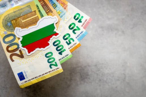 اليورو يتراجع أمام الدولار مع عودة قوة العملة الأمريكية وترقب بيانات مهمة
