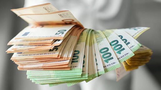 سعر اليورو اليوم يرتفع لأعلى مستوى في 7 أسابيع مع تراجع الدولار