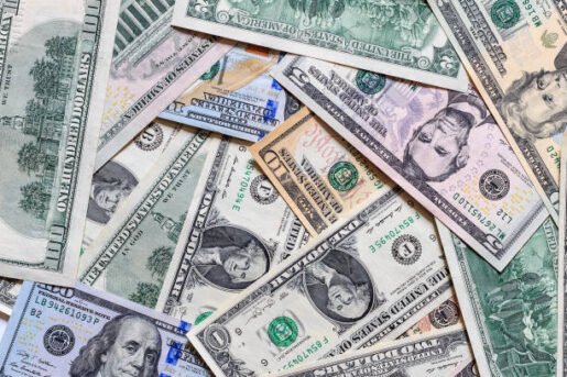 الدولار يتراجع بقوة مع انحسار عوائد السندات وترقب مسار الفائدة الأمريكية
