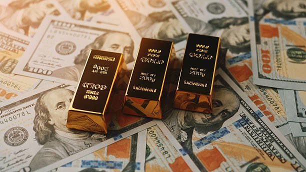 الذهب يتراجع تحت ضغط الفائدة وتصاعد التوترات في الشرق الأوسط