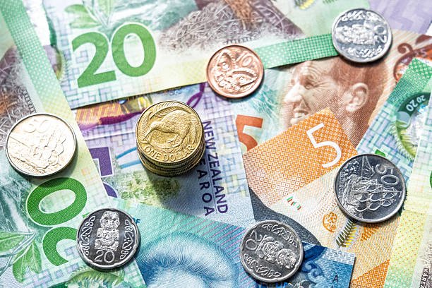 الدولار النيوزيلندي يتراجع لأدنى مستوى في 11 شهراً مع صعود الدولار الأمريكي